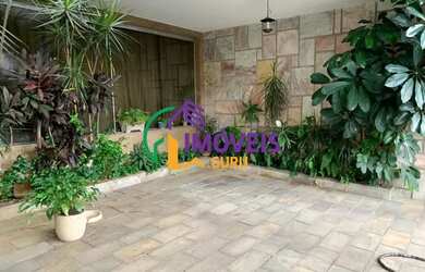 Imagem: A casa possui 4 Dormitórios, 3 Banheiros, 2 Vagas na garagem