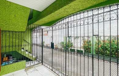 Imagem: A casa possui 4 Dormitórios, 3 Banheiros, 1 Vaga na garagem