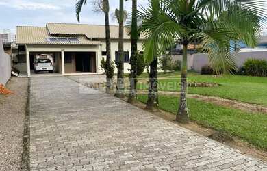 Imagem: A casa possui 3 Dormitórios, 2 Banheiros, 4 Vagas na garagem