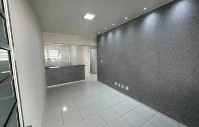 Imagem: A casa possui 3 Dormitórios, 1 Banheiro, 2 Vagas na garagem