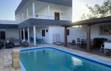 Imagem: A casa possui 4 Dormitórios, 5 Banheiros, 2 Vagas na garagem