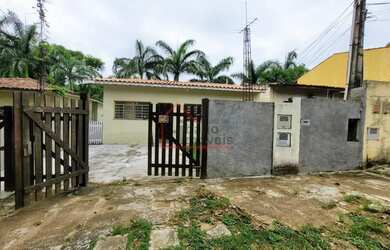 Imagem: A casa possui 3 Dormitórios, 2 Banheiros, 2 Vagas na garagem