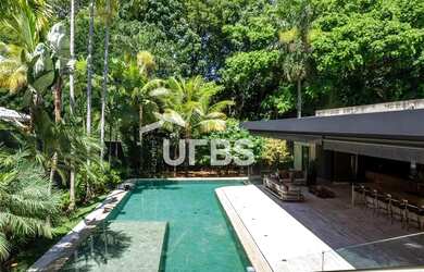 Imagem: A casa possui 4 Dormitórios, 5 Banheiros, 4 Vagas na garagem