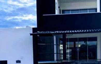 Imagem: A casa possui 3 Dormitórios, Acomodam 12 pessoas e 1 Vaga na