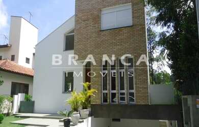 Imagem: A casa possui 3 Dormitórios, 3 Banheiros, 2 Vagas na garagem