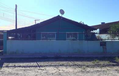 Imagem: A casa possui 3 Dormitórios, 3 Banheiros, 2 Vagas na garagem