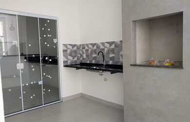 Imagem: A casa possui 3 Dormitórios, 2 Banheiros, 2 Vagas na garagem