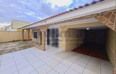 Imagem: A casa possui 5 Dormitórios, 3 Banheiros, 4 Vagas na garagem