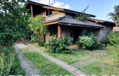 Imagem: A casa possui 4 Dormitórios, 3 Banheiros, 4 Vagas na garagem