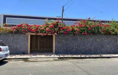 Imagem: A casa possui 5 Dormitórios, 4 Banheiros, 5 Vagas na garagem
