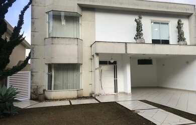 Imagem: A casa possui 3 Dormitórios, 5 Banheiros, 5 Vagas na garagem