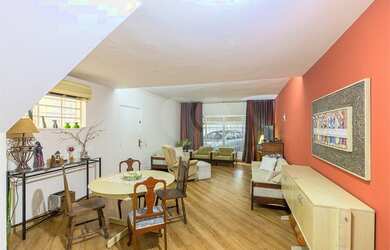 Imagem: A casa possui 3 Dormitórios, 5 Banheiros, 2 Vagas na garagem