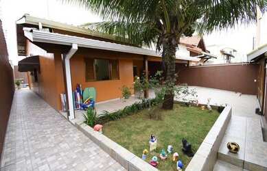 Imagem: A casa possui 3 Dormitórios, 2 Banheiros, 4 Vagas na garagem