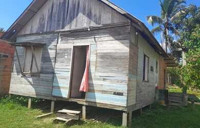 Imagem: A casa possui 2 Dormitórios, 1 Banheiro, 2 Vagas na garagem