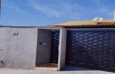 Imagem: A casa possui 3 Dormitórios, 1 Banheiro, 2 Vagas na garagem