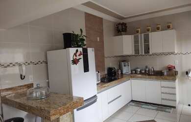 Imagem: A casa possui 3 Dormitórios, 3 Banheiros, 2 Vagas na garagem