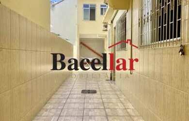 Imagem: A casa possui 4 Dormitórios, 3 Banheiros, 5 Vagas na garagem