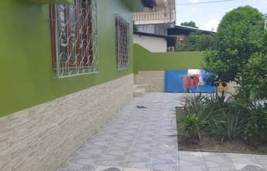 Imagem: A casa possui 3 Dormitórios, 2 Banheiros, 2 Vagas na garagem