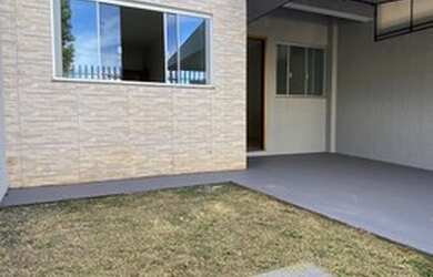 Imagem: A casa possui 3 Dormitórios, 2 Banheiros, 2 Vagas na garagem