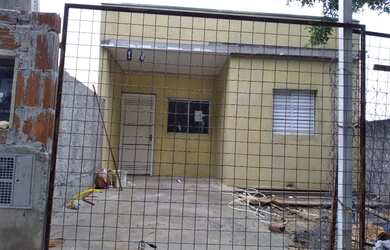 Imagem: A casa possui 2 Dormitórios, 1 Banheiro, 2 Vagas na garagem