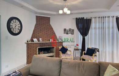 Imagem: A casa possui 3 Dormitórios, 3 Banheiros, 4 Vagas na garagem