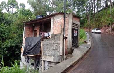 Imagem: A casa possui 1 Dormitório, 1 Banheiro, 1 Vaga na garagem