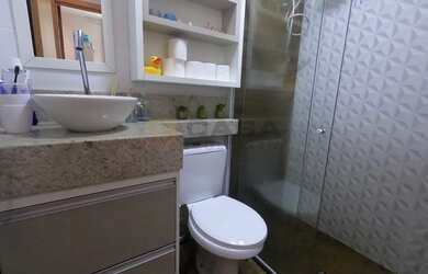 Imagem: O apartamento possui 2 Dormitórios, 1 Banheiro, 1 Vaga na garagem