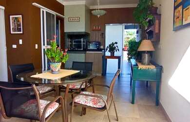 Imagem: A casa possui 3 Dormitórios, 3 Banheiros, 2 Vagas na garagem