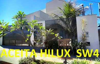 Imagem: A casa possui 3 Dormitórios, 2 Banheiros e 300m² de Área