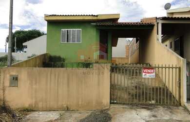 Imagem: A casa possui 3 Dormitórios, 2 Banheiros, 2 Vagas na garagem