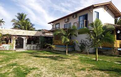 Imagem: A casa possui 3 Dormitórios, 4 Banheiros, 3 Vagas na garagem