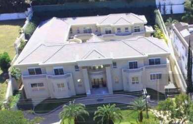 Imagem: A casa em condomínio possui 5 Dormitórios, 5 Banheiros, 5