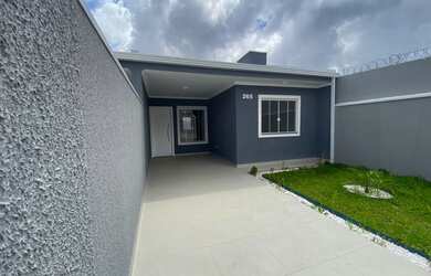 Imagem: A casa possui 3 Dormitórios, 1 Banheiro, 1 Vaga na garagem