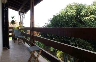 Imagem: A casa possui 3 Dormitórios, 2 Banheiros, 4 Vagas na garagem