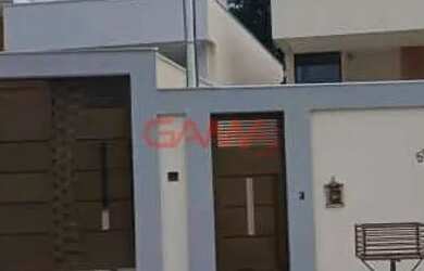 Imagem: A casa possui 3 Dormitórios, 1 Banheiro, 2 Vagas na garagem