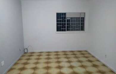 Imagem: O apartamento possui 3 Dormitórios, 1 Banheiro, 1 Vaga na garagem