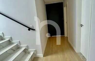 Imagem: A casa possui 4 Dormitórios, 5 Banheiros, 4 Vagas na garagem