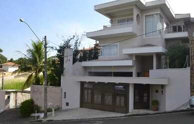 Imagem: A casa possui 4 Dormitórios, 4 Banheiros, 3 Vagas na garagem