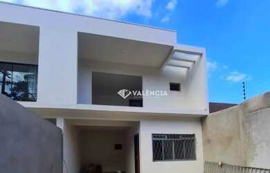 Imagem: A casa possui 3 Dormitórios, 3 Banheiros, 2 Vagas na garagem