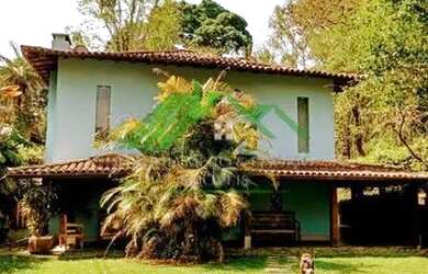 Imagem: A casa possui 4 Dormitórios, 2 Banheiros, 3 Vagas na garagem