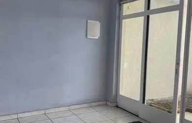 Imagem: A casa possui 2 Dormitórios, 2 Banheiros, 2 Vagas na garagem