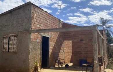 Imagem: A casa possui 2 Dormitórios, 1 Banheiro, 4 Vagas na garagem