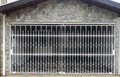 Imagem: A casa possui 2 Dormitórios, 1 Banheiro, 2 Vagas na garagem