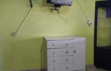 Imagem: A casa possui 1 Dormitório, 1 Banheiro, 1 Vaga na garagem