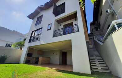 Imagem: A casa possui 4 Dormitórios, 5 Banheiros, 2 Vagas na garagem