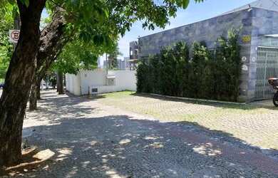 Imagem: A casa possui 1 Dormitório, 5 Banheiros, 5 Vagas na garagem