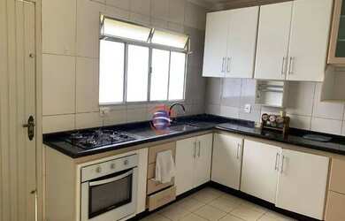 Imagem: A casa possui 2 Dormitórios, 1 Banheiro, 2 Vagas na garagem