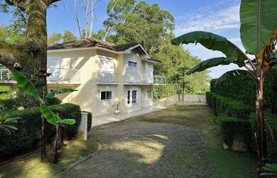 Imagem: A casa possui 4 Dormitórios, 2 Banheiros, 2 Vagas na garagem