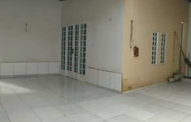 Imagem: A casa possui 2 Dormitórios, 2 Banheiros, 2 Vagas na garagem