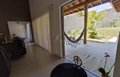 Imagem: A casa possui 4 Dormitórios, 5 Banheiros, 4 Vagas na garagem